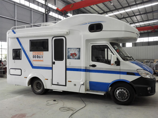 依維柯新寶迪C型房車時(shí)尚版