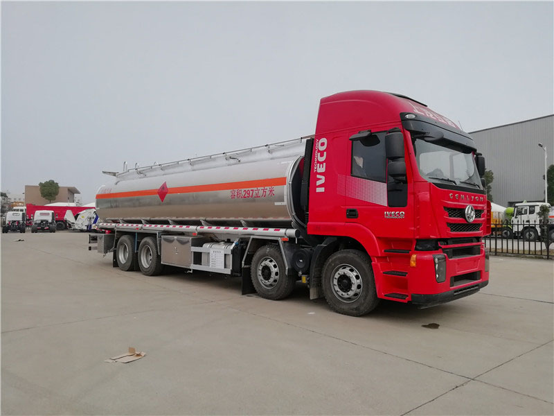 上汽紅巖29.7方前四后八鋁合金運油車，20噸運油車